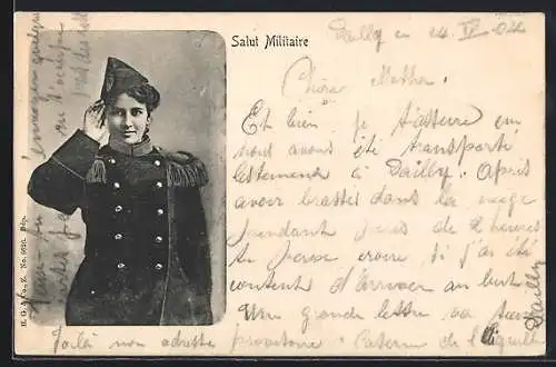 AK Salut Militaire, Grüssende junge Frau in Uniform