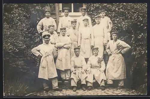 Foto-AK Verwundete Soldaten im Lazarett, Rotes Kreuz