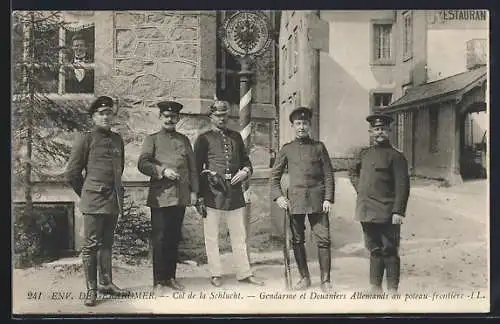 AK Env de Gérardmer, Col de la Schlucht, Gendarme et Douaniers Allemands au poteau-frontière