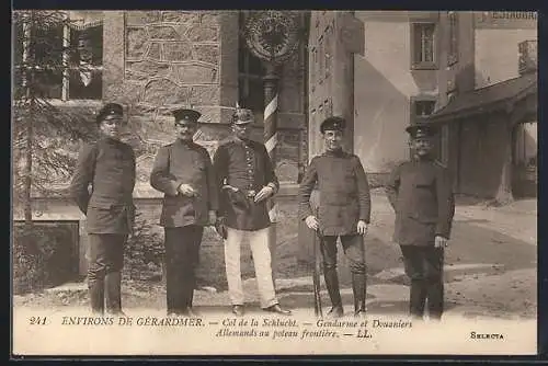 AK Col de la Schlucht, Gendarme et Douaniers Allemands au poteau-frontier, dt. Grenzbeamte