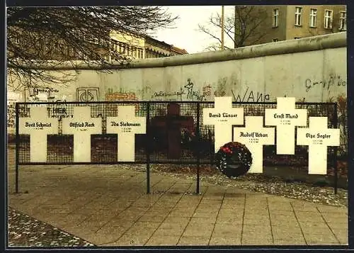 AK Berlin, Gedenktafel vor der Berliner Mauer in der Bernauer Strasse