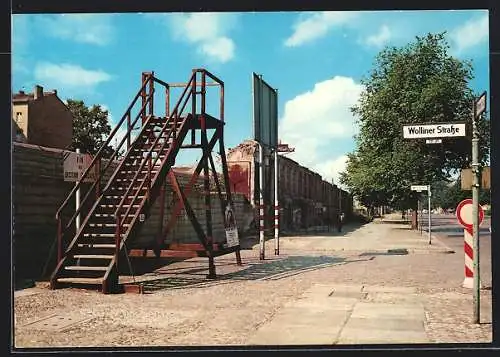 AK Berlin, Die Mauer an der Bernauer Strasse, Ortspartie mit Aussichtshochstand