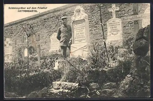 AK Hattonchatel, Soldatengräber auf dem Friedhof, mit Soldat