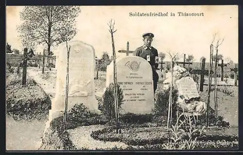 AK Thiaucourt, Sanitäter auf Soldatenfriedhof am Grab der Feldpostschaffner Thierbach und Sicken