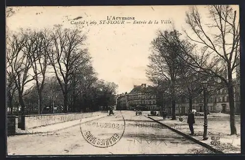 AK Saint-Flour, Entrée de la Ville sous les arbres en hiver