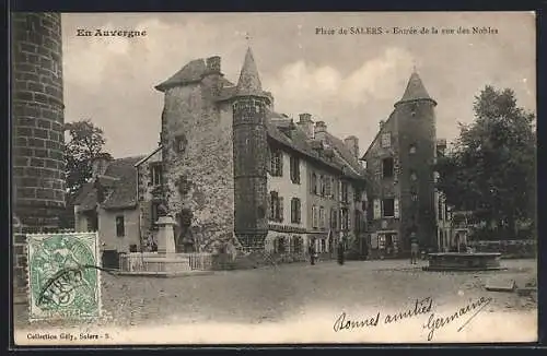 AK Salers, Entrée de la rue des Nobles, Place de Salers en Auvergne