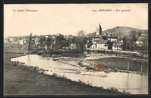 AK Arpajon, Vue générale du village et de la rivière