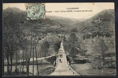 AK Vic-sur-Cère, l`Avenue des Sources avec vue sur le village et les montagnes environnantes