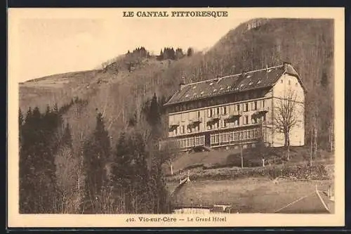 AK Vic-sur-Cère, Le Grand Hôtel dans le Cantal pittoresque