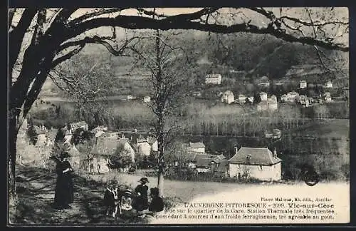 AK Vic-sur-Cère, Vue sur le quartier de la Gare, station thermale fréquentée avec sources ferrugineuses