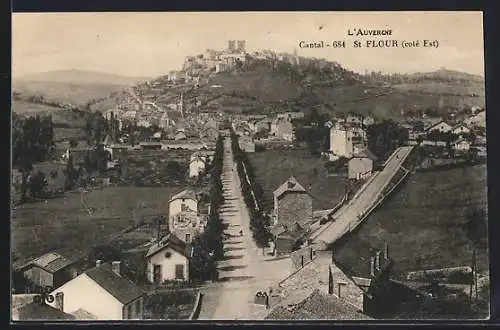 AK Saint-Flour, Vue de l`est avec la ville perchée sur la colline