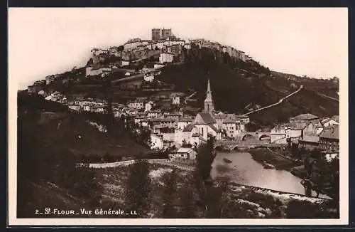 AK Saint-Flour, Vue générale du village et de la colline avec église et rivière