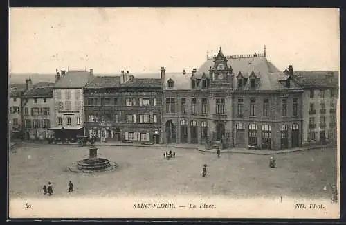 AK Saint-Flour, La Place avec fontaine et bâtiments historiques