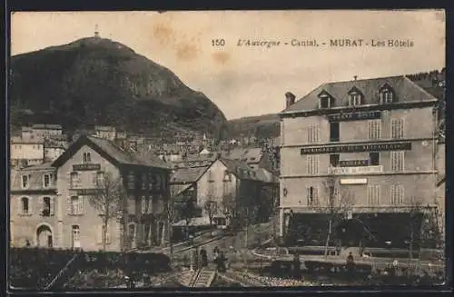 AK Murat, Les Hôtels avec vue sur la colline et la statue au sommet