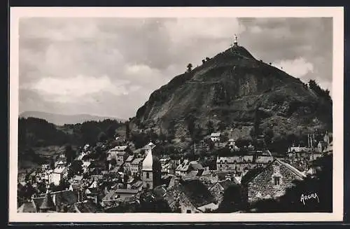 AK Murat, Vue sur le Rocher de Bonnevie avec croix au sommet et village en contrebas