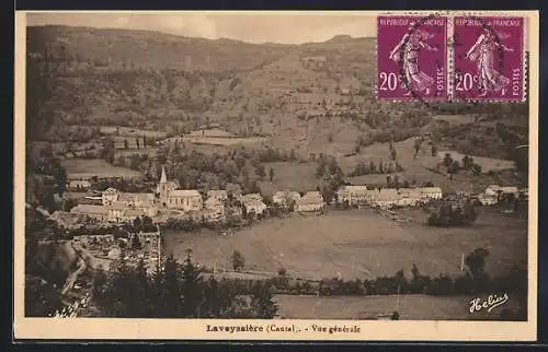 AK Laveissière, Vue générale du village dans le paysage vallonné du Cantal