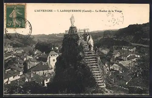 AK Laroquebrou, Le Rocher de la Vierge avec vue sur le village