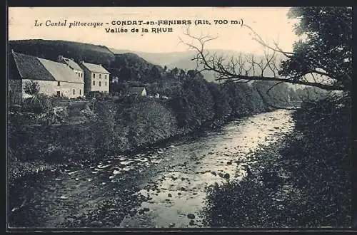 AK Condat-en-Feniers, Vallée de la Rhue avec maisons et rivière pittoresque