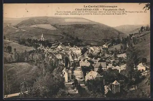 AK Chaudes-Aigues, Vue générale vers le sud dans le Cantal pittoresque