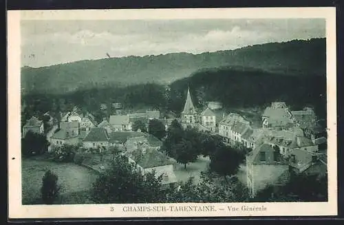 AK Champs-sur-Tarentaine, Vue générale du village et des collines environnantes