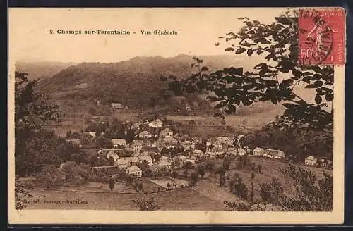 AK Champs-sur-Tarentaine, Vue générale du village et des environs boisés