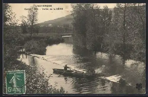 AK Vallée de la Cère, Homme en barque sur la rivière entourée d`arbres