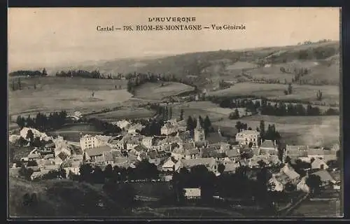 AK Riom-ès-Montagne, Vue générale du village et des paysages environnants