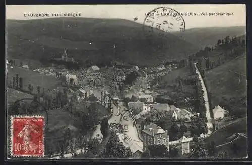 AK Chaudes-Aigues, Vue panoramique du village dans L`Auvergne pittoresque