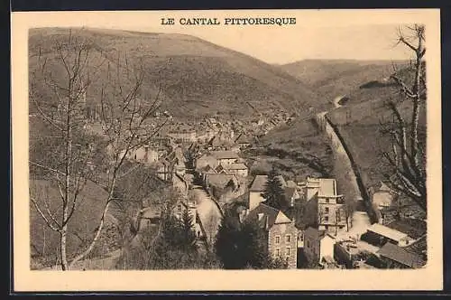 AK Chaudes-Aigues, Vue pittoresque sur le village et les collines environnantes