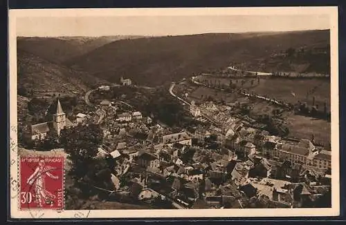 AK Chaudes-Aigues, Vue générale encastrée dans un repli de montagnes