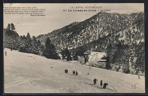 AK Le Lioran, En hiver dans la vallée enneigée du Cantal pittoresque