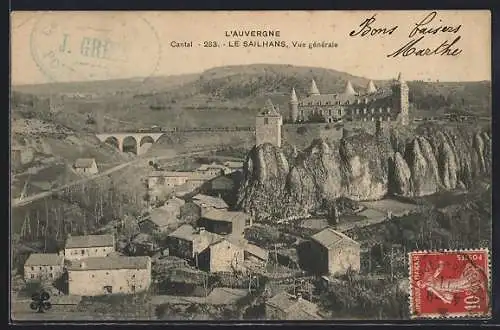 AK Le Sailhans, Vue générale du village et du château en arrière-plan