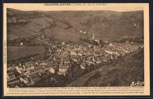 AK Chaudes-Aigues, Vue panoramique de la ville et des montagnes environnantes