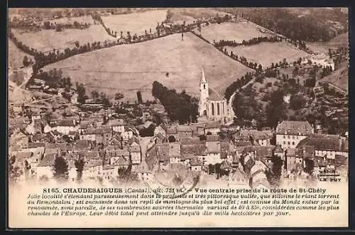 AK Chaudes-Aigues, Vue centrale de la route de St. Chély avec église et paysage environnant