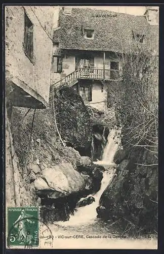 AK Vic-sur-Cère, Cascade de la Conche et maisons anciennes