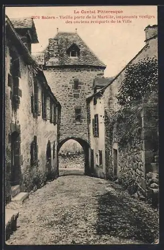 AK Salers, Vieille porte de la Martille, imposants vestiges des anciens remparts de la ville