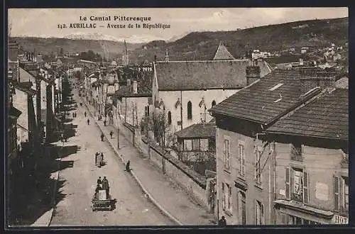 AK Aurillac, Avenue de la République avec église et passants