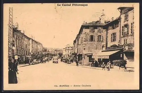 AK Aurillac, Avenue Gambetta animée avec boutiques et passants