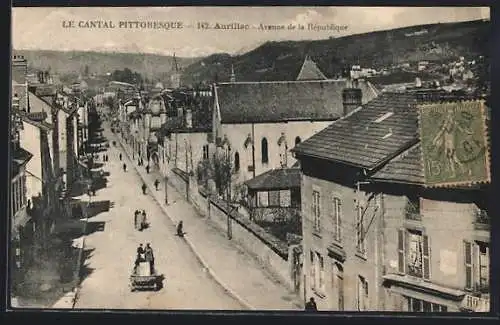 AK Aurillac, Avenue de la République avec vue sur l`église et la rue animée