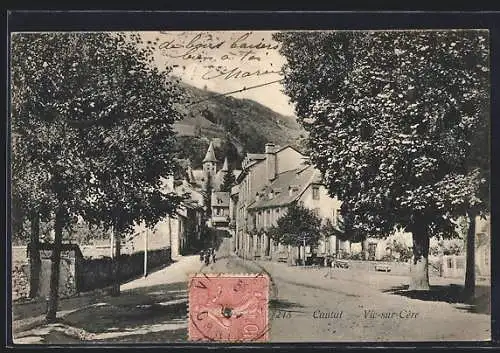 AK Vic-sur-Cère, Vue de la rue principale avec arbres et bâtiments historiques