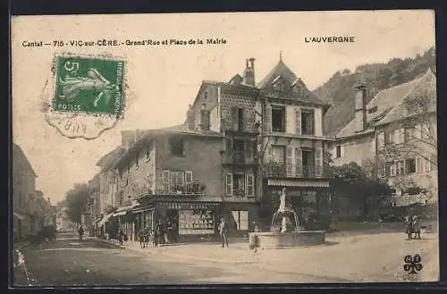 AK Vic-sur-Cère, Grand`Rue et Place de la Mairie