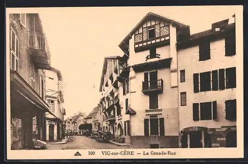 AK Vic-sur-Cère, La Grande-Rue