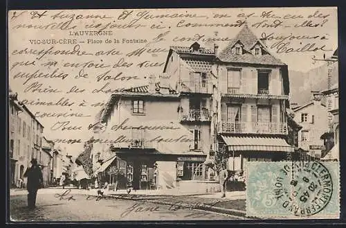 AK Vic-sur-Cère, Place de la Fontaine avec bâtiments et passants