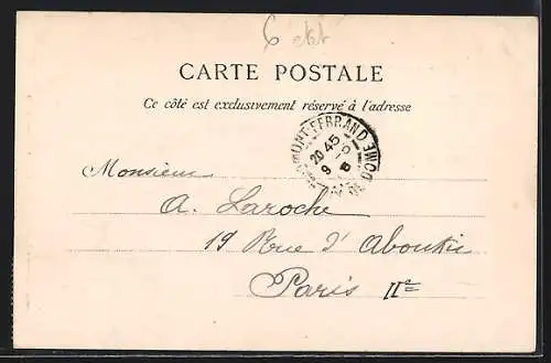 AK Vic-sur-Cère, Place de la Fontaine avec bâtiments et passants