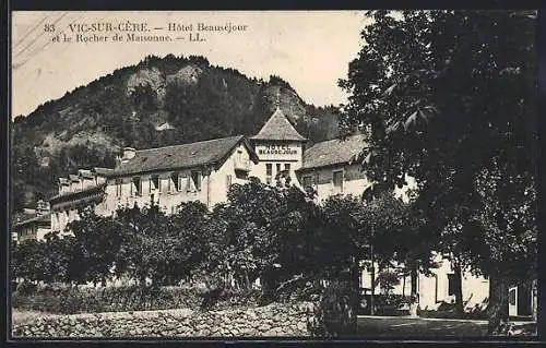 AK Vic-sur-Cère, Hôtel Beauséjour et le Rocher de Maisonne