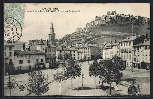 AK Saint-Flour, Place du Faubourg et vue sur la colline avec forteresse