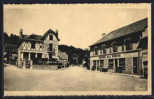 AK Antignac, La Place avec bâtiments à colombages et auberge de la Buvette