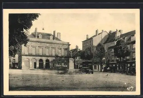 AK Mauriac, Hôtel-de-Ville et Monument aux Morts de la Guerre