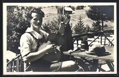 AK Bad Oberdorf /Bayr. Allgäu, Bergwirtshaus zum Horn, Uri der Hornwirt mit Gitarre