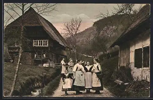 AK Wolfach, Schwarzwälder Bauernhaus, Frauen und Mädchen in Schwarzwälder Tracht